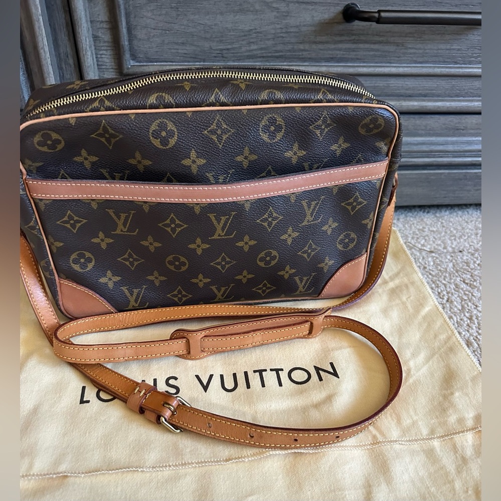 Louis Vuitton Monogram Trocadero
GM (30) Crossbody